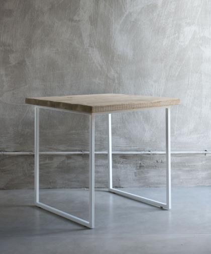 Mesa Made in Italy de madera reciclada con base de metal blanca.<br />
Existe la posibilidad de pedir modificaciones de medidas de 1-2 cm. 