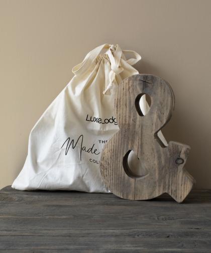 Lettera in legno vecchio confezionata in sacco di cotone 