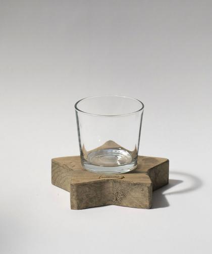 Bicchiere in vetro per candele e fiori con base in legno vecchio. 