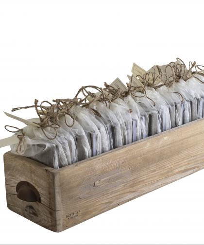 Cassetta in legno vecchio con set da 28 piccoli libri foderati in lino ricamato testa di moro e sacchetto in organza 
